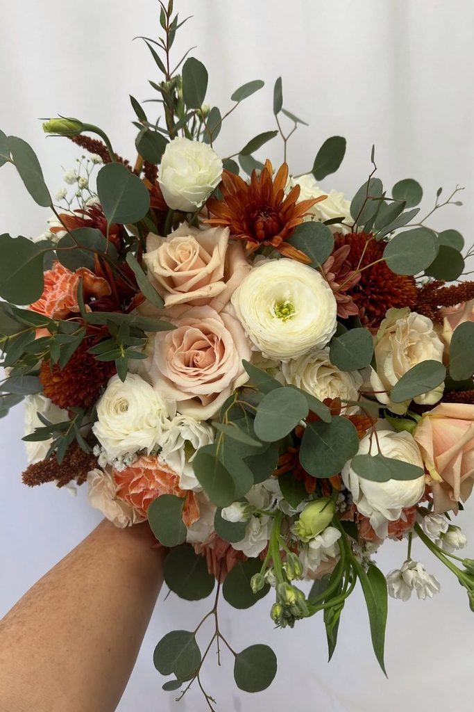 Everything-Brides-Should-Know-Before-Choosing-a-Fall-Wedding-Bouquet